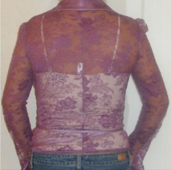 $2,500+ Dolce and Gabbana lace and silk blouse - Picture 3 of 12